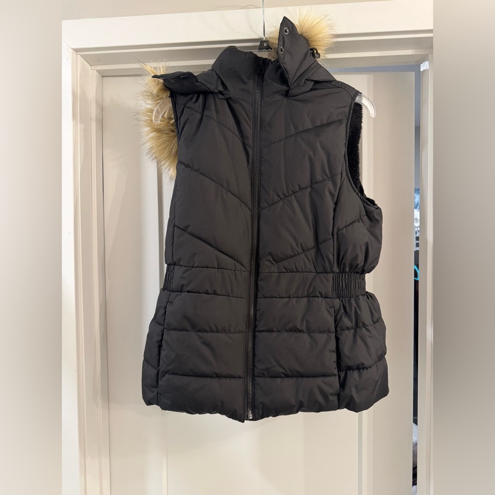 Women’s Banana Republic Black Puffer Vest with Faux Fur Trim in a Size Medium